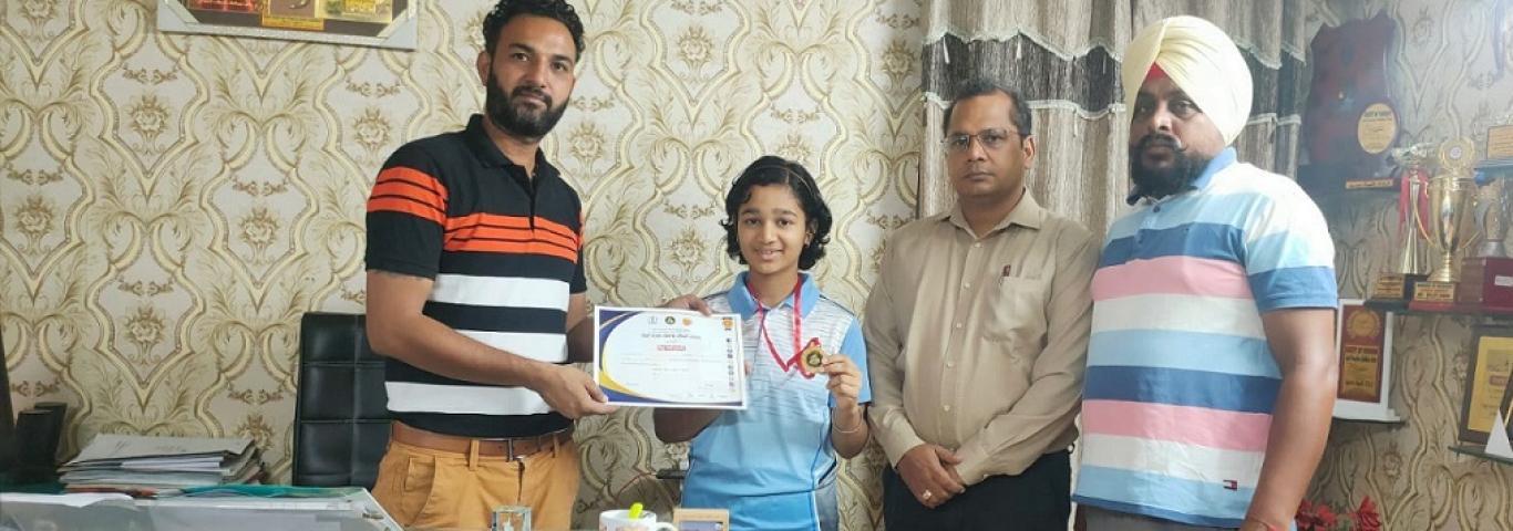 ओपन खेलो पंजाब-2022 के तहत जिला स्तरीय बैडमिंटन टूर्नामेंट में कक्षा 9 की लविशा सिंगल ने कांस्य पदक जीता/Lavisha Signal of Class 9 won bronze medal at District level Badminton tournament under Open Khelo Punjab-2022